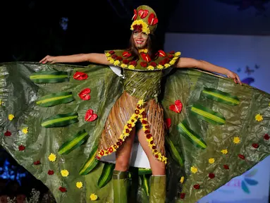 Seorang model berpose di atas catwalk mengenakan busana unik saat pergelaran Biofashion di Cali, Kolombia (19/11). Biofashion merupakan peragaan busana yang menampilkan karya terbuat dari tanaman dan bahan daur ulang lainnya. (Reuters/Jaime Saldarriaga)