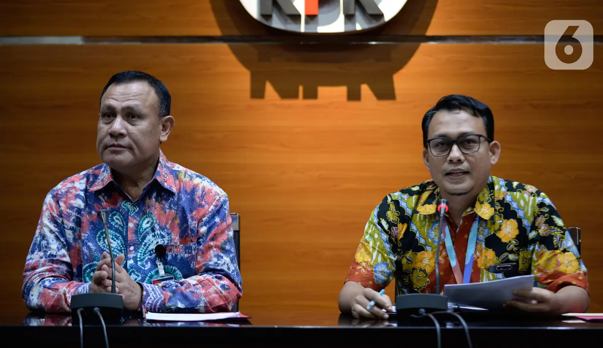 Plt Jubir KPK Ali Fikri (kanan) bersama Ketua KPK Firli Bahuri menyampaikan keterangan terkait pengembangan kasus proyek jalan Bengkalis di Gedung KPK, Jakarta, Jumat (17/1/2020). Proyek jalan Bengkalis juga ikut menjerat Bupati Amril Mukminin. (merdeka.com/Dwi Narwoko)