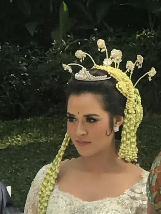 Penyanyi Raisa usai melangsungkan akad nikah dengan Hamish Daud. Pernikahan Raisa dan Hamish Daud akan tercatat di KUA Tanah Abang, Jakarta Pusat. (Instagram@aan.saka)