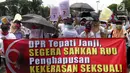Massa Kolaborasi Nasional menggelar aksi di depan Gedung DPR/MPR, Jakarta, Selasa (17/9/2019). Massa yang menuntut DPR segera mengesahkan Rancangan Undang-Undang (RUU) Penghapusan Kekerasan Seksual (PKS) ini datang dari berbagai daerah. (Liputan6.com/JohanTallo)