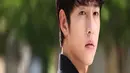 "Untuk 30 tahun kedepan diriku tetap ingin terus berakting, meski diriku sudah tak populer seperti dahulu, mungkin wajah tampan ku sudah mulai menua," ungkap Song Joong Ki. (Soompi/Bintang.com)