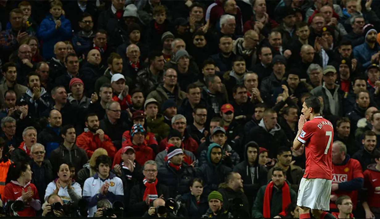 Gelandang Manchester United, Angel Di Maria menyapa suporter pada laga FA Cup melawan Arsenal di Old Trafford, Inggris, Senin (9/3/2015). Di Maria kini sudah resmi pindah ke Paris Saint Germain. (EPA/Nigel Roddis)