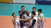 Pemain Palembang Bank SumselBabel I Putu Randu Wahyu Pradana dan rekan-rekannya saat menghadapi Kudus Sukun Badak pada seri ketiga Proliga 2022 di GOR Padepokan Voli Jenderal Polisi Kunarto, Sentul, Bogor, Sabtu (22/1). (foto: PBVSI)