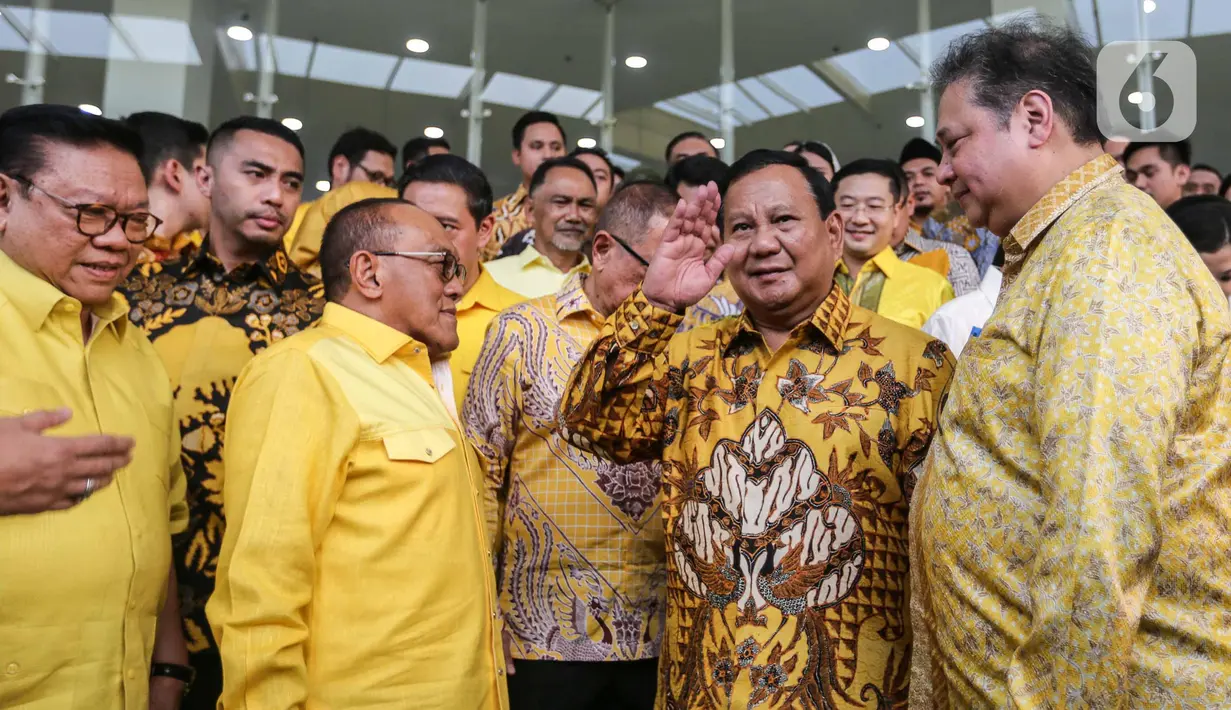 Sejumlah elite Partai Golkar bersama dengan Ketua Umum Partai Gerindra Prabowo Subianto bersiap masuk Golkar Insitutute. (Liputan6.com/Faizal Fanani)