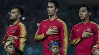 Pemain Indonesia, Gavin Kwan, Septian David dan Stefano Lilipaly, saat melawan Palestina pada laga Asian Games di Stadion Patriot, Jawa Barat, Rabu (15/8/2018). Indonesia takluk 1-2 dari Palestina. (Bola.com/Vitalis Yogi Trisna)