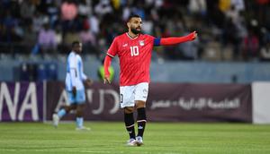Striker Mesir bernomor punggung 10, Mohamed Salah, mengambil ancang-ancang selama pertandingan Grup C Piala Afrika CAF 2025 (CAN) antara Botswana dan Mesir di Stadion Francistown di Francistown pada 10 September 2024. (Monirul Bhuiyan/AFP)