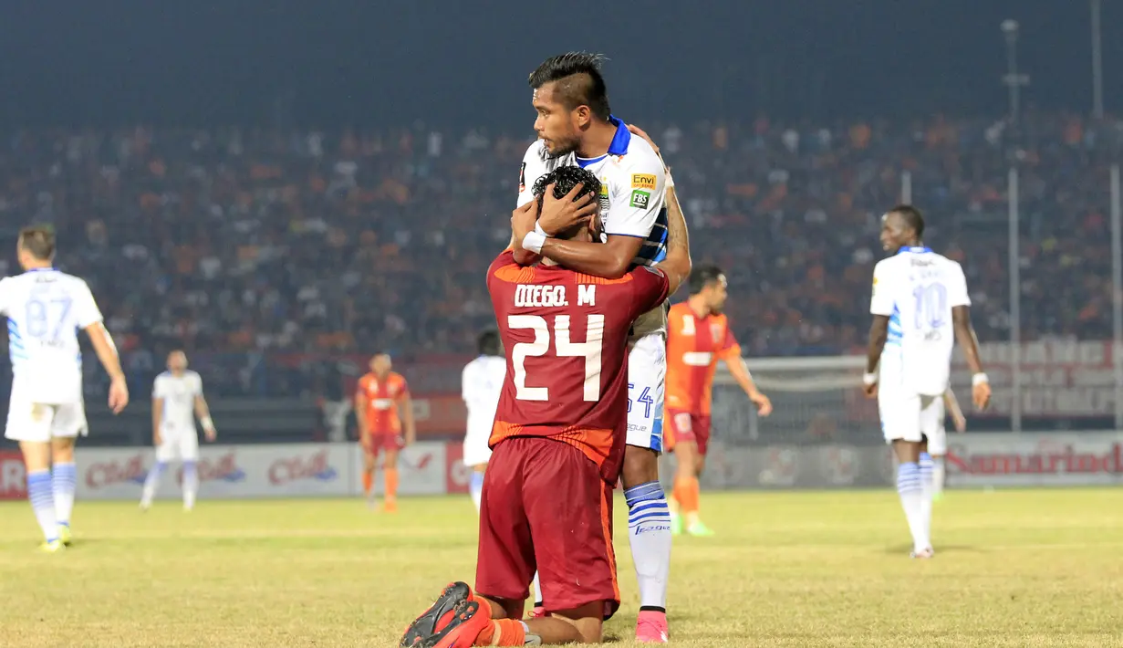 Zulham Zamrun memeluk Diego Michiels setelah melanggarnya dalam laga leg pertama perempatfinal Piala Presiden 2015 di Stadion Segiri, Samarinda, Minggu (20/9/2015). (Bola.com/M. Ridwan) 