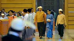 Presiden Myanmar baru, Htin Kyaw, pimpinan Liga Nasional untuk Demokrasi, Aung San Suu Kyi dan ketua majelis rendah NLD, Win Myint saat menghadiri pelantikan Presiden Myanmar yang baru di Gedung Parlemen, Naypyidaw, Rabu (30/3). (REUTERS/Soe Zeya Tun)