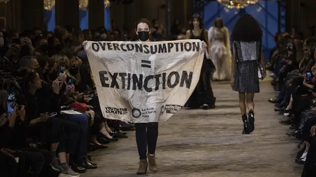 Pengunjuk rasa muncul di catwalk Louis Vuitton di Paris