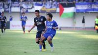 Aksi pemain PSIM Yogyakarta saat melawan Perserang Serang di Stadion Mandala Krida, Minggu (19/11/2023). (Bola.com/Ana Dewi)