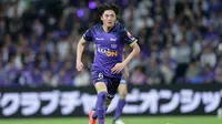 Takumu Kawamura kecil mulai bergabung dengan akademi klub kota kelahirannya, Sanfrecce Hiroshima saat berusia 13 tahun. Belum sempat mencicipi atmosfer tim utama, ia memutuskan untuk mencari menit bermain di klub lain terlebih dahulu. (J.LEAGUE)