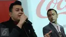 Penyanyi Tulus (kiri) memberikan komentar saat menghadiri kampanye #rayakannamamu yang digelar Coca-Cola Indonesia di Jakarta, Rabu (13/1/2016). Tulus mendukung kampanye melawan bullying verbal. (Liputan6.com/Herman Zakharia)