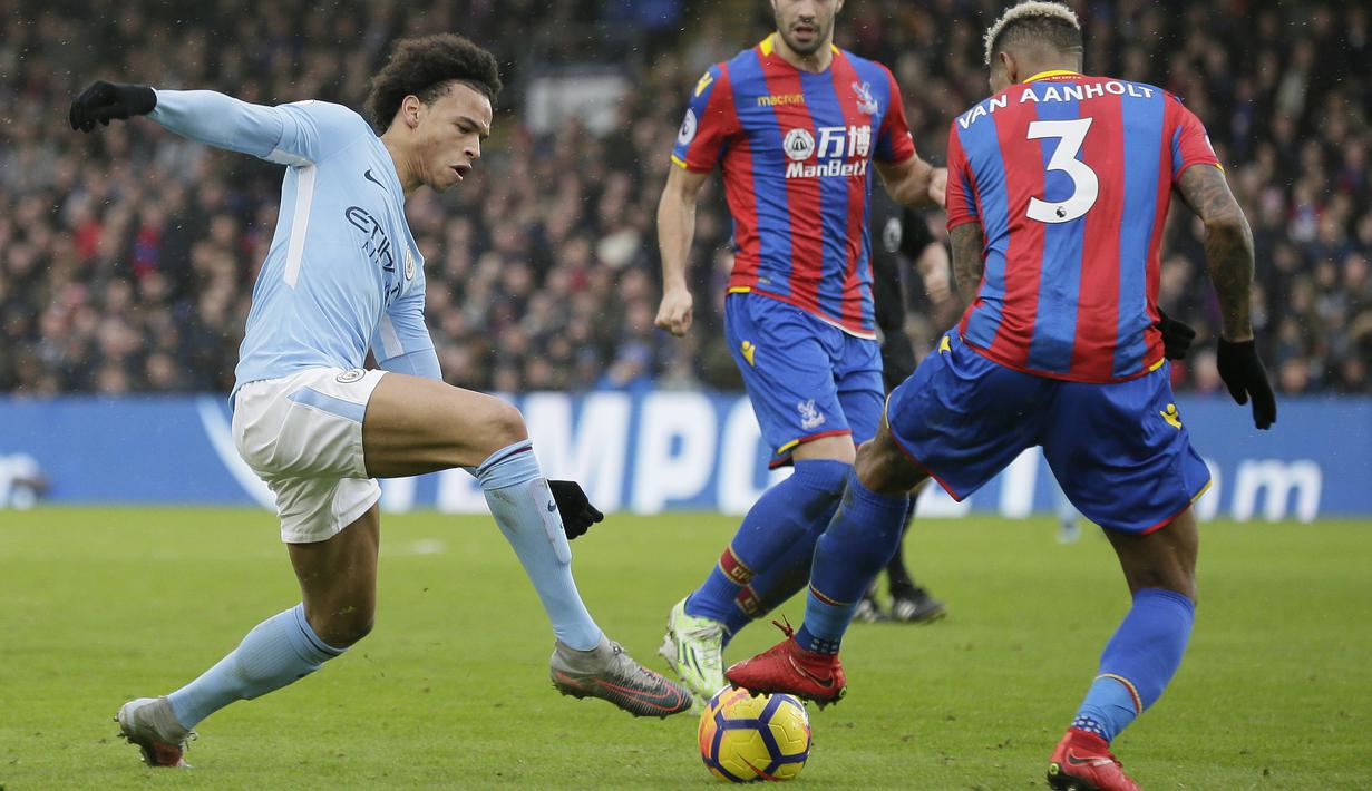 Pemain Manchester City, Leroy Sane (kiri) mencoba melewati adangan pemain Crystal Palace, Patrick van Aanholt pada lanjutan Premier League di Selhurst Park, London, (31/12/2017). Palace tahan Manchester City tanpa gol. (AP/Tim Ireland)