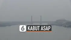 Hujan yang sempat turun di Palembang tidak mengurangi tebalnya kabut asap. Hingga pagi ini langit Palembang masih diselimuti asap yang membuat warga alami gangguan napas dan penglihatan.
