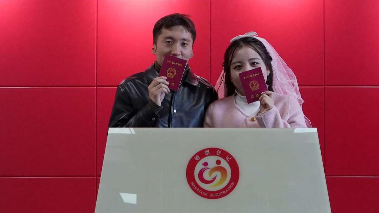 FOTO: China Bayar Warganya yang Mau Menikah Demi Dongkrak Tingkat Perkawinan, Segini Nominalnya!