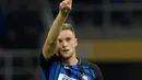 Bek Inter Milan, Milan Skriniar melakukan selebrasi usai mencetak ke gawang Sampdoria pada lanjutan Liga Serie A Italia di San Siro, Milan (24/10). Inter mengusur Napoli dipuncak klasemen dengan poin 26. (AFP Photo/Miguel Medina)