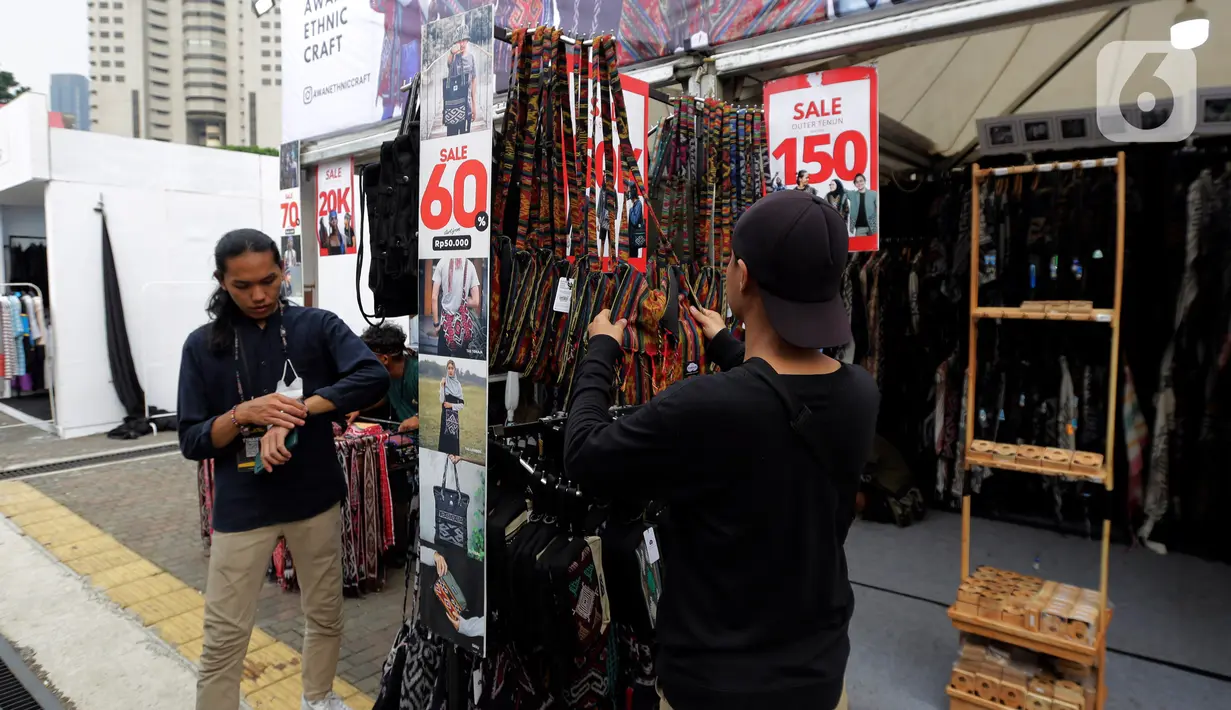 Warga melihat barang di salah satu stand yang memajang pakaian produksi dalam negeri saat pembukaan Jakarta Clothing Expo (JakCloth) 2023 di Parkir Timur Senayan, Jakarta, Rabu (5/7/2023). (Liputan6.com/Johan Tallo)