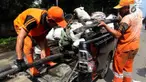 Gubernur dan Wakil Gubernur DKI terpilih Anies Baswedan - Sandiaga Uno berencana mengurangi jumlah pasukan oranye