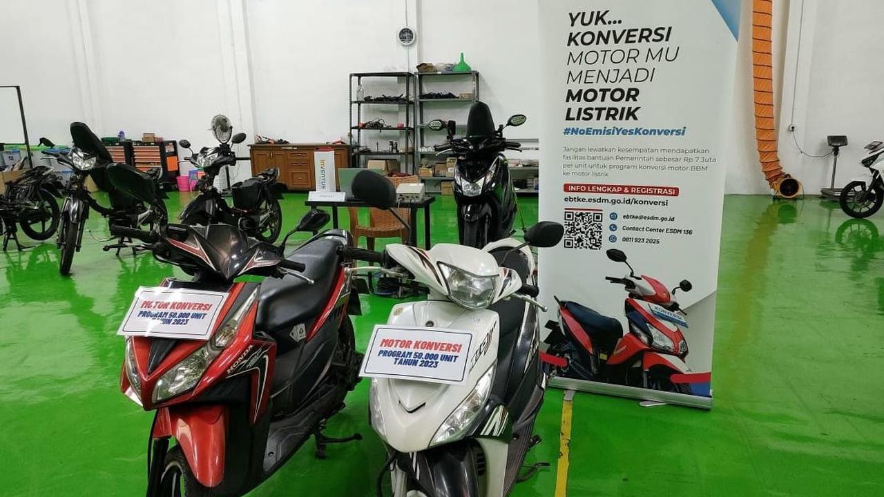 Kepala Staf Kepresidenan (KSP) Moeldoko mengatakan, minat masyarakat untuk membeli motor listrik masih rendah.