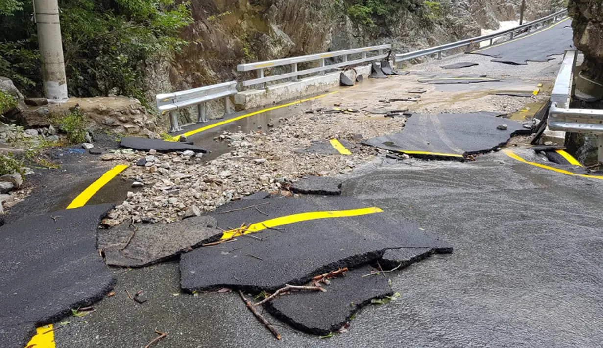 Foto yang diabadikan pada 7 September 2020 ini memperlihatkan sebuah jalan yang rusak di Pohang, Provinsi Gyeongsang Utara, Korea Selatan. Topan Haishen mendarat di pesisir tenggara Korea Selatan pada Senin (7/9). (Xinhua/NEWSIS)