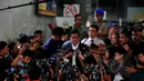 Plt Sekjen PDIP, Hasto Kristiyanto (tengah) memberikan keterangan di depan gedung Bareskrim Mabes Polri, Jakarta, Selasa (3/2/2015).Hasto diperiksa sebagai saksi terkait sejumlah pertemuannya dengan Abraham Samad. (Liputan6.com/Johan Tallo)