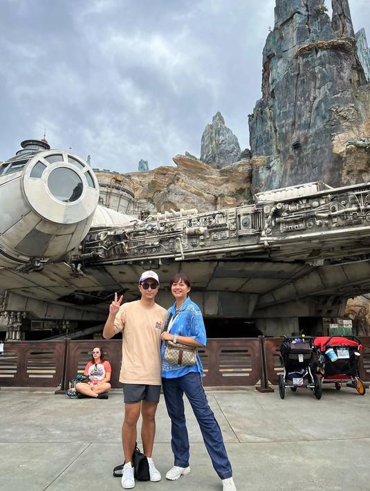Saat berada di Disney Hollywood Studio, pasangan suami istri abadikan berbagai potret serunya mengunjungi berbagai set latar seru. Seperti dalam foto ini yang ada di film Star Wars. Keduanya yang masih eksis di dunia hiburan, Kenes Andari saat ini tengah promosi serial terbarunya dengan judul My Comic Boyfriend. (Liputan6.com/IG/@winkywiryawan912)