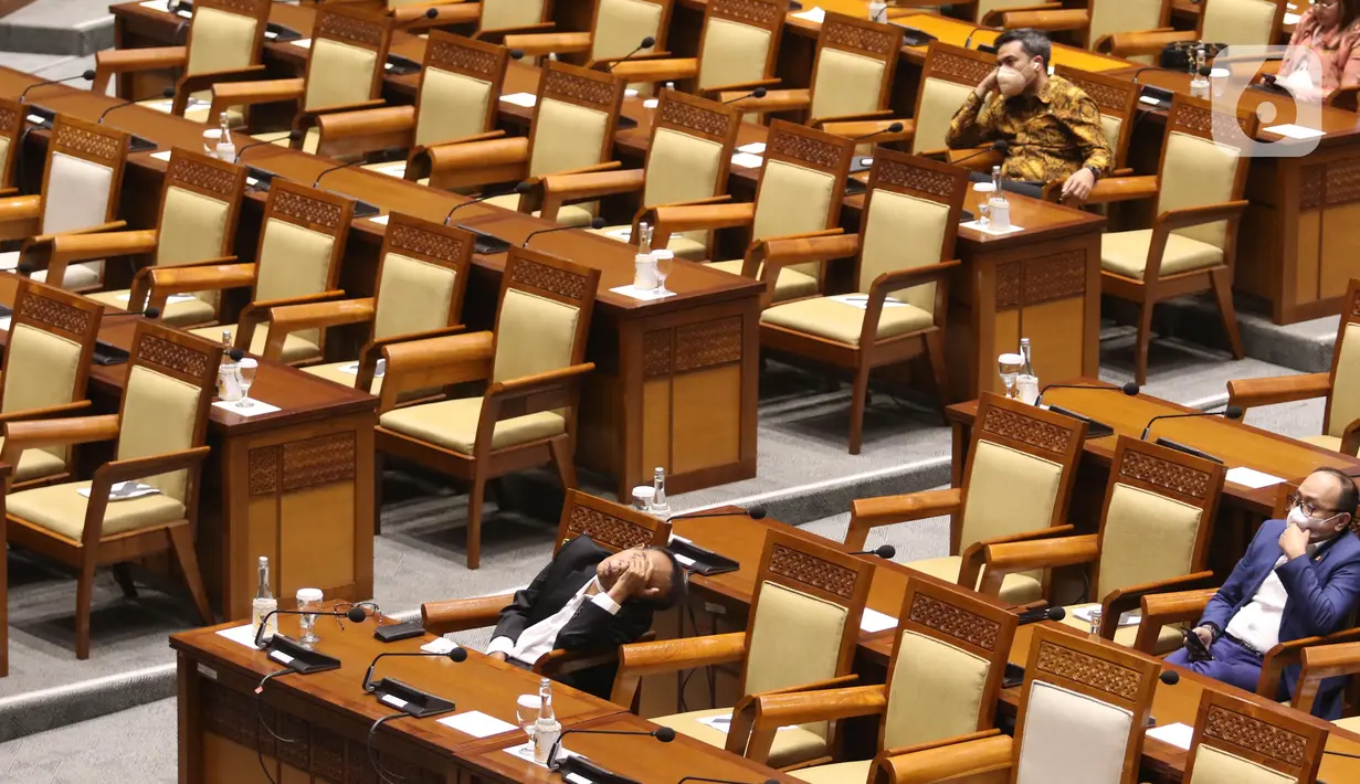 Anggota DPR saat mengikuti Rapat Paripurna di Kompleks Parlemen, Senayan, Jakarta, Selasa (25/5/2021). Rapat beragendakan penyampaian pandangan fraksi-fraksi atas penyampaian pemerintah terhadap KEM dan PPKF RAPBN Tahun Anggaran 2022 dan penetapan mitra kerja. (Liputan6.com/Angga Yuniar)