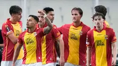 Pemain Go Ahead Eagles, Dean James, merayakan kemenangan atas Panathinaikos pada laga Liga Europa di Stadion Olimpiade Athena, Jumat (3/10/2025) dini hari WIB. (AP Photo/Thanassis Stavrakis)