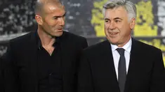 File foto diambil pada 26 Juni 2013 Pelatih baru Real Madrid Italia Carlo Ancelotti (kanan) berpose dengan direktur sepak bola Real Madrid Zinedine Zidane selama presentasinya di stadion Santiago Bernabeu, di Madrid. Ancelotti resmi kembali ke Real Madrid. (AFP/Dominique Faget)