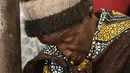 Seorang wanita berduka menangis saat upacara pemakaman beberapa orang yang kehilangan nyawa setelah hujan lebat yang disebabkan oleh Topan Freddy, di Blantyre, Malawi selatan, Rabu, 15 Maret 2023. (AP Photo/Thoko Chikondi)