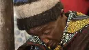 Seorang wanita berduka menangis saat upacara pemakaman beberapa orang yang kehilangan nyawa setelah hujan lebat yang disebabkan oleh Topan Freddy, di Blantyre, Malawi selatan, Rabu, 15 Maret 2023. (AP Photo/Thoko Chikondi)