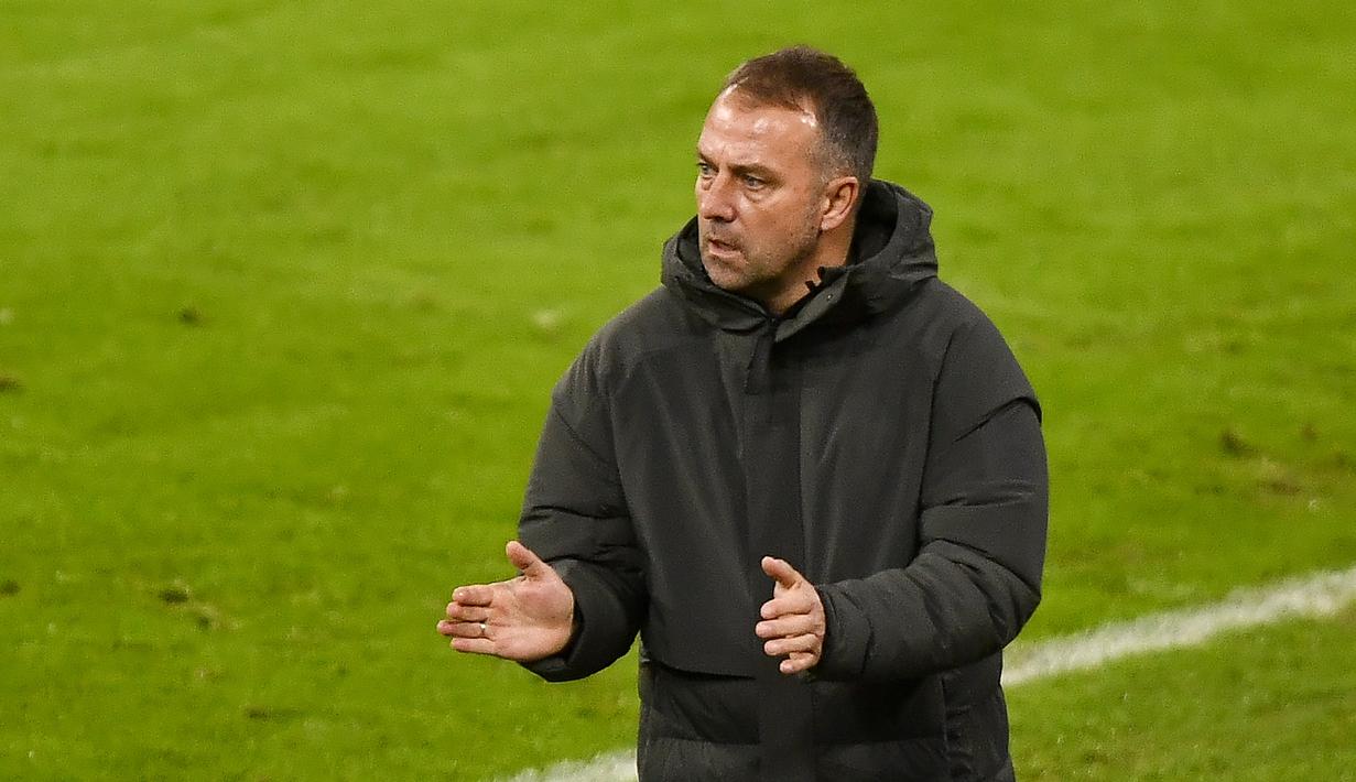 Pelatih Bayern Munchen, Hans-Dieter Flick, memberikan arahan kepada pemainnya saat menghadapi Wolfsburg pada laga lanjutan Liga Jerman di Allianz Arena, Kamis (17/12/2020) dini hari WIB. Bayern Munchen menang 2-1 atas Wolfsburg. (AFP/Lukas Barth-Tuttas/pool)