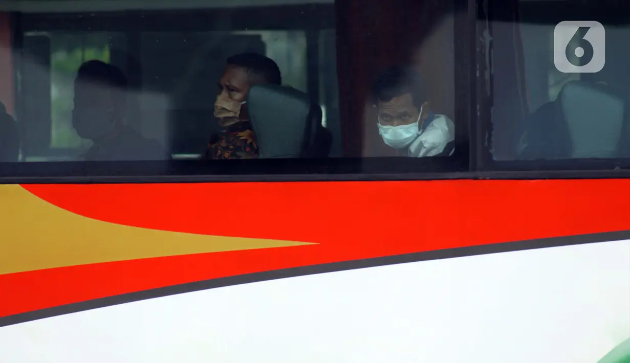 Calon pemudik saat berada di dalam bus di area Terminal Kampung Rambutan Jakarta, Senin (30/3/2020). Pemerintah sedang menyiapkan peraturan terkait mudik lebaran 2020 untuk mengurangi mobilitas penduduk dalam upaya pencegahan penyebaran virus Corona COVID-19. (Liputan6.com/Helmi Fithriansyah)Calon