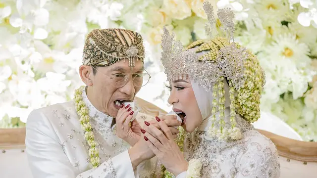 Potret Serasi Melly Goeslaw dan Anto Hoed Kembali Jadi Pengantin Sunda di Anniversary ke-30