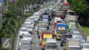 Ratusan kendaraan terjebak kemacetan di ruas tol dalam kota menuju tol Jagorawi dan Cikampek, Jakarta, Kamis (24/12). Jelang malam Natal dan Tahun Baru masyarakat memanfaatkan dan merayakannya di kampung halaman. (Liputan6.com/Helmi Afandi)