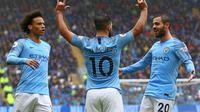 Penyerang Manchester City Sergio Aguero (tengah) merayakan gol ke gawang Cardiff City pada laga Liga Inggris di Cardiff City Stadium, Sabtu (22/9/2018). (AFP/Geoff Caddick)