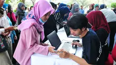  Seorang peserta mengisi form online saat mengikuti acara EMTEK Goes To Campus (EGTC) 2017 di Universitas Airlangga, Surabaya, Jatim, Rabu (13/9). EGTC Surabaya berlangsung 13 & 14 September 2017. (Liputan6.com/Helmi Afandi)