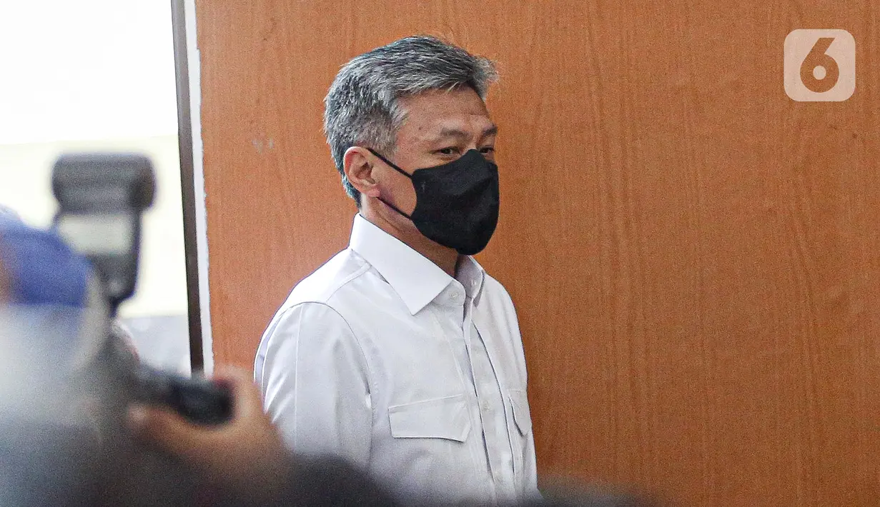 Mantan Kepala Biro Pengamanan Internal (Karo Paminal) Divisi Profesi dan Pengamanan (Propam) Polri Brigjen Hendra Kurniawan tiba untuk menjalani sidang perdana di Pengadilan Negeri Jakarta, Rabu (19/10/2022). Hendra menjalani sidang dengan agenda pembacaan surat dakwaan kasus obstruction of justice atau perintangan proses penyidikan terkait perkara dugaan pembunuhan berencana terhadap Nofriansyah Yosua Hutabarat atau Brigadir J. (Liputan6.com/Faizal Fanani)