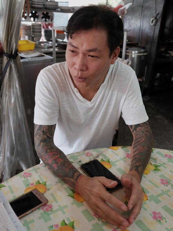 Mantan gangster Taiwan, Yen Wei-shun menjalani bisnis berjualan mi di pasar tradisional New Taipei City, 4 September 2018. Tindakan Yen ini pun menarik perhatian media lokal dan video kehidupannya telah dilihat ratusan ribu kali di YouTube. (SAM YEH/AFP)