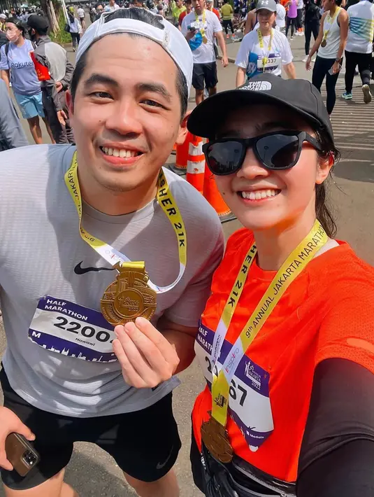 Berlari dengan jarak 21 Km tentu bukan sebuah hal yang mudah bagi para pemula yang tidak pernah berolahraga. Namun bagi orang yang kerap menjalani olahraga tentu bukan suatu malah besar. Pasalnya marathon yang dijalani bersama banyak peserta lain pasti akan terasa menyenangkan dan penuh motivasi. (Liputan6.com/IG/@febbyrastanty)