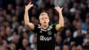 Van de Beek memiliki kelebihan yaitu mampu memainkan tiga peran di lini tengah, Manchester United bisa menempatkanya sebagai gelandang serang, gelandang tengah, maupun gelandang bertahan. (AFP/Emmanuel Dunand)