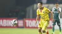 Penampilan gelandang Sriwijaya FC, Yu Hyun-Koo, pada laga Torabika Bhayangkara Cup 2016 melawan PS TNI di Stadion Si Jalak Harupat, Minggu (20/3/2016). (Bola.com/Vitalis Yogi Trisna)