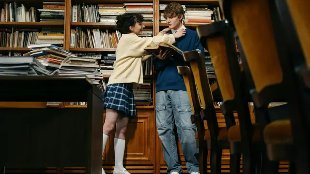 Membaca Buku Berdua di Perpustakaan atau Toko Buku