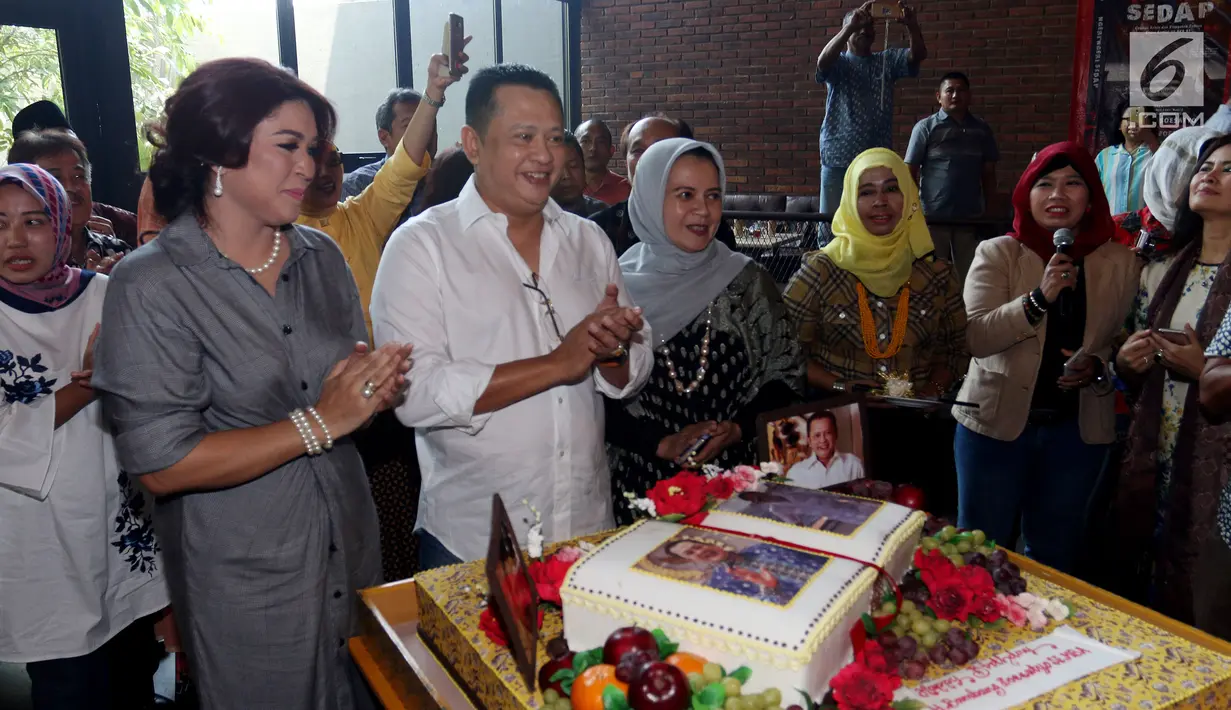 Politikus Partai Golkar Bambang Soesatyo (kedua kiri) bersama keluarga merayakan ulang tahun ke-55 sekaligus peluncuran buku ke-13 di Jakarta, Minggu (10/9). Buku tersebut berjudul Ngeri-Ngeri Sedap. (Liputan6.com/Johan Tallo)