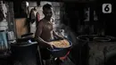 Perajin memproduksi tempe di industri rumahan kawasan Sunter Jaya, Tanjung Priok, Jakarta, Kamis (13/1/2022). Mengakali kembali naiknya harga kedelai, para perajin di Kampung Tempe tersebut terpaksa memperkecil ukuran demi mempertahankan pelanggan. (merdeka.com/Iqbal S. Nugroho)