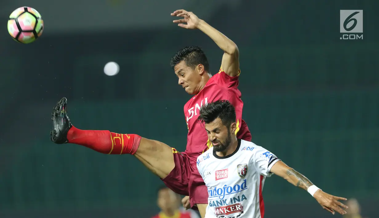 Gelandang Bali United, Stefano Lilipaly (bawah) berebut bola dengan pemain Bhayangkara FC pada lanjutan Liga 1 Indonesia di Stadion Patriot Candrabhaga, Bekasi, Jumat (29/9). Bali United kalah 2-3 dari Bhayangkara FC. (Liputan6.com/Helmi Fithriansyah)