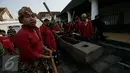 Sejumlah abdi dalem memainkan musik lesung saat prosesi numplak wajik di keraton Kesultanan Yogyakarta, (4/7).Numplak wajik di selenggrakan untuk memulai proses pembuatan Gunungan yang akan di perebutkan pada hari raya idul fitri.(Boy Harjanto)