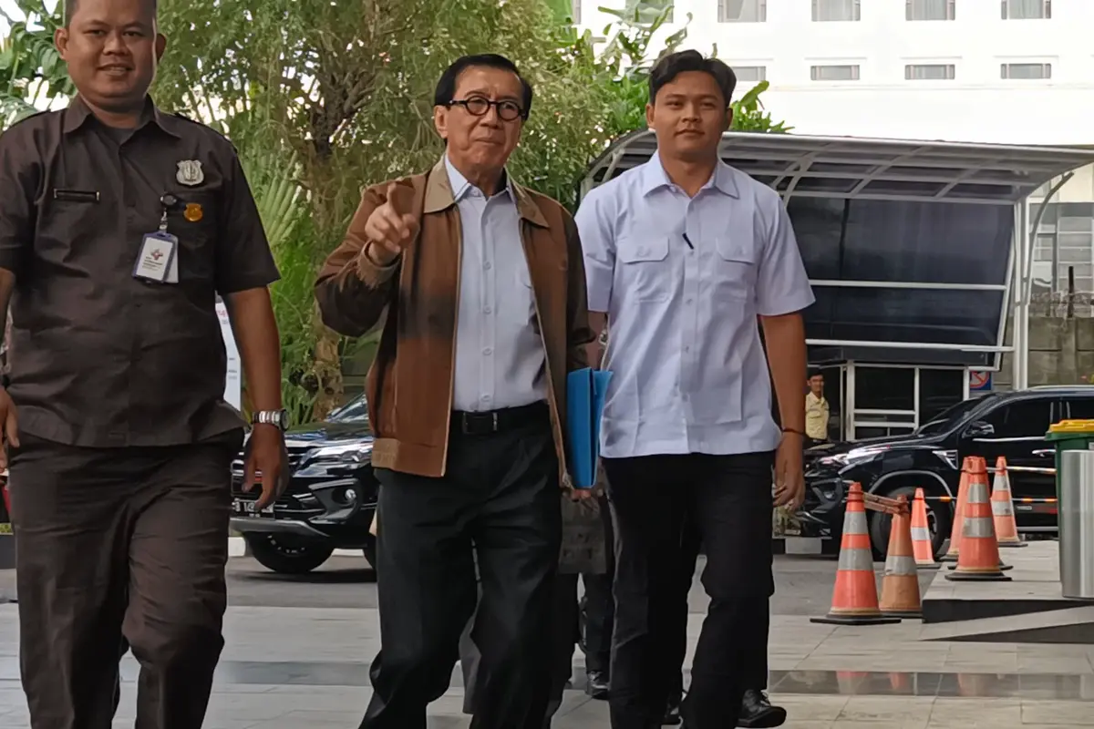 Mantan menteri Hukum dan Hak Asasi Manusia (Menkumham) Yassona Laoly memenuhi panggilan penyidik Komisi Pemberantasan Korupsi (KPK), Rabu (18/12/2024).