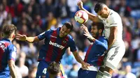 Bek Levante, Roberto Suarez, duel udara dengan gelandang Real Madrid, Casemiro, pada laga La Liga Spanyol di Stadion Santiago Bernabeu, Madrid, Sabtu (20/10). Madrid kalah 1-2 dari Levante. (AFP/Gabriel Bouys)