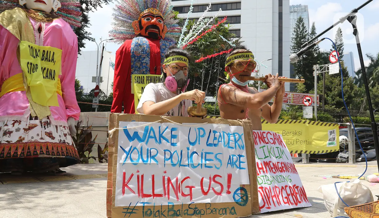Aktivis melakukan aksi di Dukuh Atas, Jakarta, Minggu (26/9/2021). Aksi yang bertemakan "Tolak Bala, Stop Bencana" ini untuk menyerukan kepada pemerintahan Presiden Joko Widodo dan parlemen Indonesia agar segera menghentikan ketidakbijakan dalam menghadapi krisis iklim (Liputan6.com/Herman Zakharia)
